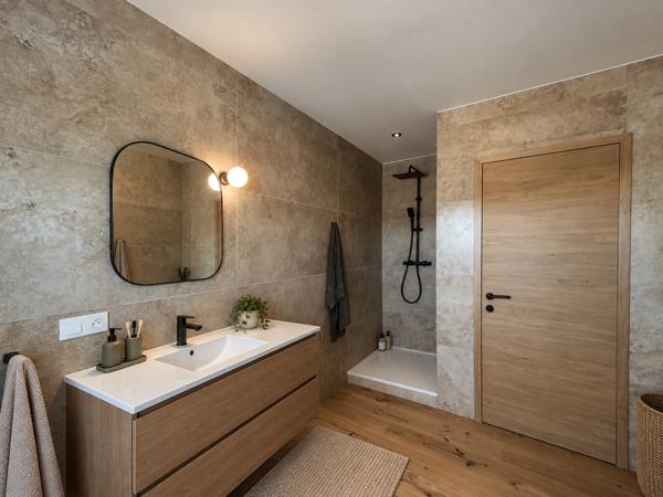 À vendre – Appartement T4 duplex traversant de charme dans une ancienne bâtisse rénovée à Viuz-en-Sallaz