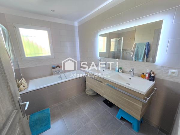PIGNANS - MAISON DE PLAIN-PIED T4 DE 94M2, PIÈCE DE VIE DE 42M2, PISCINE, GARAGE, TERRASSE CARRELÉE, MAGNIFIQUE TERRAIN PLAT DE 443M2
