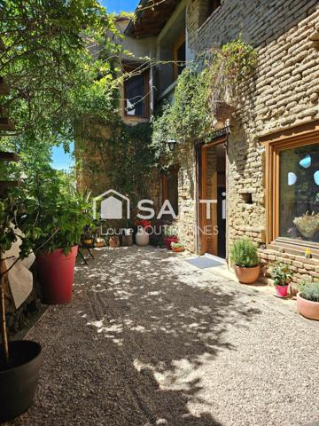 Maison de village avec extérieur