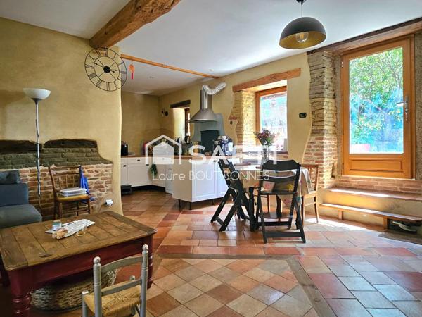 Maison de village avec extérieur