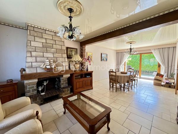 NOUVEAUTÉ - RARE SUR SECTEUR - LOMME BOURG - PLAIN PIED

Je vous invite à venir découvrir cette jolie maison plain pied d’environ 100m2 idéalement située : au coeur de Lomme Bourg. Ce quartier calme et résidentiel saura vous séduire grâce à sa proximité immédiate avec les : commerces, transports en commun, parcs urbains, centres sportifs, écoles et axes rapides !

Ce bien proposant de beaux volumes est composé de la manière suivante : une entrée, des wc,  une vaste pièce de vie traversante et lumineuse, une cuisine équipée, un couloir avec rangement permettant l’accès à l’espace nuit : trois chambres et une salle de bains. 

Elle vous offre également une buanderie avec accès direct à l’extérieur, un grand garage avec porte motorisée ainsi qu’une cave saine. 

Un beau jardin exposé plein Sud et sans vis-à-vis complète les belles prestations de ce bien. 

Mise au goût du jour nécéssaire - état technique irréprochable ! 
SECTEUR CALME ET RECHERCHÉ !