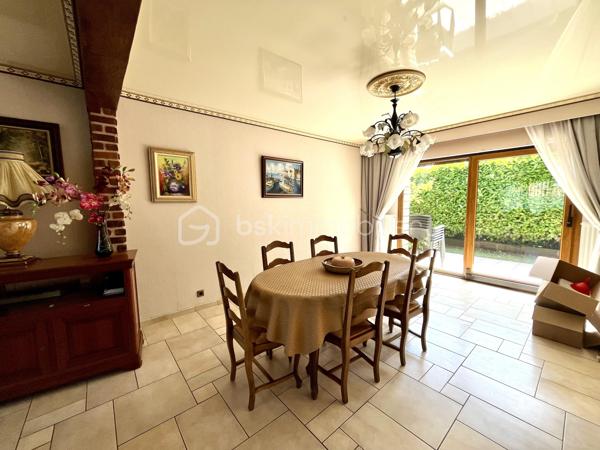 NOUVEAUTÉ - RARE SUR SECTEUR - LOMME BOURG - PLAIN PIED

Je vous invite à venir découvrir cette jolie maison plain pied d’environ 100m2 idéalement située : au coeur de Lomme Bourg. Ce quartier calme et résidentiel saura vous séduire grâce à sa proximité immédiate avec les : commerces, transports en commun, parcs urbains, centres sportifs, écoles et axes rapides !

Ce bien proposant de beaux volumes est composé de la manière suivante : une entrée, des wc,  une vaste pièce de vie traversante et lumineuse, une cuisine équipée, un couloir avec rangement permettant l’accès à l’espace nuit : trois chambres et une salle de bains. 

Elle vous offre également une buanderie avec accès direct à l’extérieur, un grand garage avec porte motorisée ainsi qu’une cave saine. 

Un beau jardin exposé plein Sud et sans vis-à-vis complète les belles prestations de ce bien. 

Mise au goût du jour nécéssaire - état technique irréprochable ! 
SECTEUR CALME ET RECHERCHÉ !