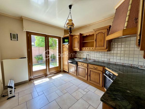 NOUVEAUTÉ - RARE SUR SECTEUR - LOMME BOURG - PLAIN PIED

Je vous invite à venir découvrir cette jolie maison plain pied d’environ 100m2 idéalement située : au coeur de Lomme Bourg. Ce quartier calme et résidentiel saura vous séduire grâce à sa proximité immédiate avec les : commerces, transports en commun, parcs urbains, centres sportifs, écoles et axes rapides !

Ce bien proposant de beaux volumes est composé de la manière suivante : une entrée, des wc,  une vaste pièce de vie traversante et lumineuse, une cuisine équipée, un couloir avec rangement permettant l’accès à l’espace nuit : trois chambres et une salle de bains. 

Elle vous offre également une buanderie avec accès direct à l’extérieur, un grand garage avec porte motorisée ainsi qu’une cave saine. 

Un beau jardin exposé plein Sud et sans vis-à-vis complète les belles prestations de ce bien. 

Mise au goût du jour nécéssaire - état technique irréprochable ! 
SECTEUR CALME ET RECHERCHÉ !