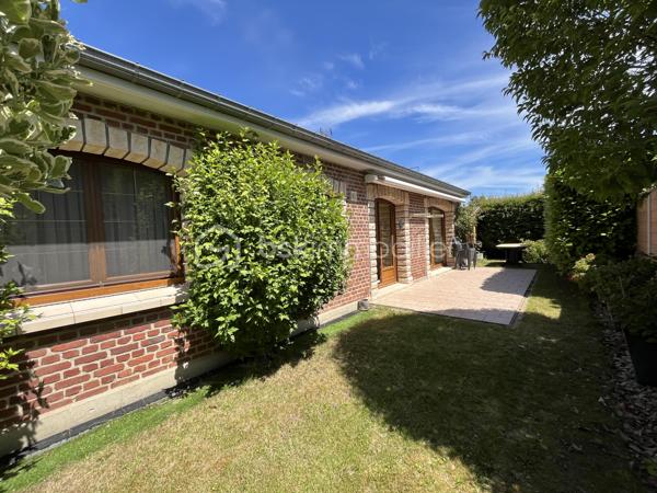 NOUVEAUTÉ - RARE SUR SECTEUR - LOMME BOURG - PLAIN PIED

Je vous invite à venir découvrir cette jolie maison plain pied d’environ 100m2 idéalement située : au coeur de Lomme Bourg. Ce quartier calme et résidentiel saura vous séduire grâce à sa proximité immédiate avec les : commerces, transports en commun, parcs urbains, centres sportifs, écoles et axes rapides !

Ce bien proposant de beaux volumes est composé de la manière suivante : une entrée, des wc,  une vaste pièce de vie traversante et lumineuse, une cuisine équipée, un couloir avec rangement permettant l’accès à l’espace nuit : trois chambres et une salle de bains. 

Elle vous offre également une buanderie avec accès direct à l’extérieur, un grand garage avec porte motorisée ainsi qu’une cave saine. 

Un beau jardin exposé plein Sud et sans vis-à-vis complète les belles prestations de ce bien. 

Mise au goût du jour nécéssaire - état technique irréprochable ! 
SECTEUR CALME ET RECHERCHÉ !