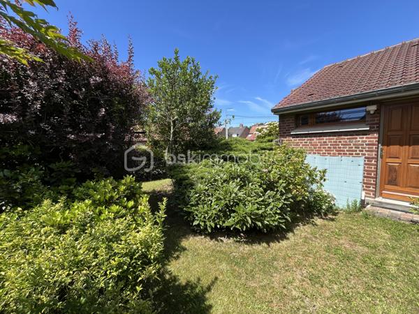 NOUVEAUTÉ - RARE SUR SECTEUR - LOMME BOURG - PLAIN PIED

Je vous invite à venir découvrir cette jolie maison plain pied d’environ 100m2 idéalement située : au coeur de Lomme Bourg. Ce quartier calme et résidentiel saura vous séduire grâce à sa proximité immédiate avec les : commerces, transports en commun, parcs urbains, centres sportifs, écoles et axes rapides !

Ce bien proposant de beaux volumes est composé de la manière suivante : une entrée, des wc,  une vaste pièce de vie traversante et lumineuse, une cuisine équipée, un couloir avec rangement permettant l’accès à l’espace nuit : trois chambres et une salle de bains. 

Elle vous offre également une buanderie avec accès direct à l’extérieur, un grand garage avec porte motorisée ainsi qu’une cave saine. 

Un beau jardin exposé plein Sud et sans vis-à-vis complète les belles prestations de ce bien. 

Mise au goût du jour nécéssaire - état technique irréprochable ! 
SECTEUR CALME ET RECHERCHÉ !