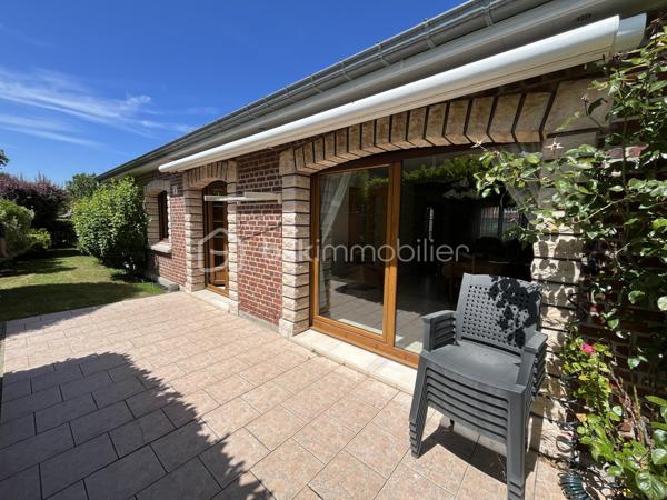 NOUVEAUTÉ - RARE SUR SECTEUR - LOMME BOURG - PLAIN PIED

Je vous invite à venir découvrir cette jolie maison plain pied d’environ 100m2 idéalement située : au coeur de Lomme Bourg. Ce quartier calme et résidentiel saura vous séduire grâce à sa proximité immédiate avec les : commerces, transports en commun, parcs urbains, centres sportifs, écoles et axes rapides !

Ce bien proposant de beaux volumes est composé de la manière suivante : une entrée, des wc,  une vaste pièce de vie traversante et lumineuse, une cuisine équipée, un couloir avec rangement permettant l’accès à l’espace nuit : trois chambres et une salle de bains. 

Elle vous offre également une buanderie avec accès direct à l’extérieur, un grand garage avec porte motorisée ainsi qu’une cave saine. 

Un beau jardin exposé plein Sud et sans vis-à-vis complète les belles prestations de ce bien. 

Mise au goût du jour nécéssaire - état technique irréprochable ! 
SECTEUR CALME ET RECHERCHÉ !