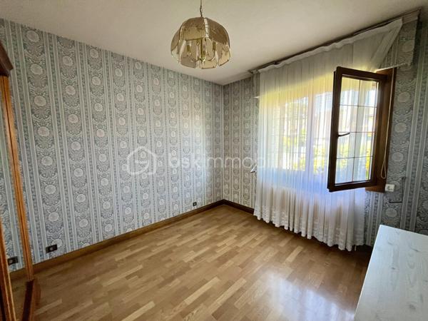 NOUVEAUTÉ - RARE SUR SECTEUR - LOMME BOURG - PLAIN PIED

Je vous invite à venir découvrir cette jolie maison plain pied d’environ 100m2 idéalement située : au coeur de Lomme Bourg. Ce quartier calme et résidentiel saura vous séduire grâce à sa proximité immédiate avec les : commerces, transports en commun, parcs urbains, centres sportifs, écoles et axes rapides !

Ce bien proposant de beaux volumes est composé de la manière suivante : une entrée, des wc,  une vaste pièce de vie traversante et lumineuse, une cuisine équipée, un couloir avec rangement permettant l’accès à l’espace nuit : trois chambres et une salle de bains. 

Elle vous offre également une buanderie avec accès direct à l’extérieur, un grand garage avec porte motorisée ainsi qu’une cave saine. 

Un beau jardin exposé plein Sud et sans vis-à-vis complète les belles prestations de ce bien. 

Mise au goût du jour nécéssaire - état technique irréprochable ! 
SECTEUR CALME ET RECHERCHÉ !