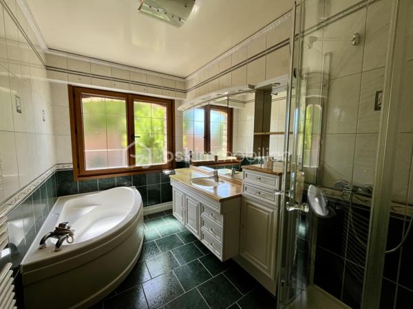 NOUVEAUTÉ - RARE SUR SECTEUR - LOMME BOURG - PLAIN PIED

Je vous invite à venir découvrir cette jolie maison plain pied d’environ 100m2 idéalement située : au coeur de Lomme Bourg. Ce quartier calme et résidentiel saura vous séduire grâce à sa proximité immédiate avec les : commerces, transports en commun, parcs urbains, centres sportifs, écoles et axes rapides !

Ce bien proposant de beaux volumes est composé de la manière suivante : une entrée, des wc,  une vaste pièce de vie traversante et lumineuse, une cuisine équipée, un couloir avec rangement permettant l’accès à l’espace nuit : trois chambres et une salle de bains. 

Elle vous offre également une buanderie avec accès direct à l’extérieur, un grand garage avec porte motorisée ainsi qu’une cave saine. 

Un beau jardin exposé plein Sud et sans vis-à-vis complète les belles prestations de ce bien. 

Mise au goût du jour nécéssaire - état technique irréprochable ! 
SECTEUR CALME ET RECHERCHÉ !