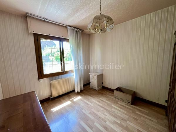 NOUVEAUTÉ - RARE SUR SECTEUR - LOMME BOURG - PLAIN PIED

Je vous invite à venir découvrir cette jolie maison plain pied d’environ 100m2 idéalement située : au coeur de Lomme Bourg. Ce quartier calme et résidentiel saura vous séduire grâce à sa proximité immédiate avec les : commerces, transports en commun, parcs urbains, centres sportifs, écoles et axes rapides !

Ce bien proposant de beaux volumes est composé de la manière suivante : une entrée, des wc,  une vaste pièce de vie traversante et lumineuse, une cuisine équipée, un couloir avec rangement permettant l’accès à l’espace nuit : trois chambres et une salle de bains. 

Elle vous offre également une buanderie avec accès direct à l’extérieur, un grand garage avec porte motorisée ainsi qu’une cave saine. 

Un beau jardin exposé plein Sud et sans vis-à-vis complète les belles prestations de ce bien. 

Mise au goût du jour nécéssaire - état technique irréprochable ! 
SECTEUR CALME ET RECHERCHÉ !