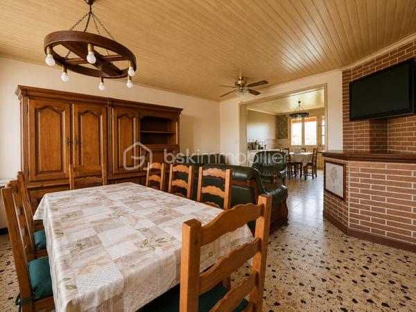 🏡 MAISON INDIVIDUELLE À CONFORTER – 105 m² – TRITH-SAINT-LÉGER

Située dans un environnement calme, à seulement 200 mètres de l’étang de Trith-Saint-Léger, cette maison individuelle construite en 1969 offre un beau potentiel d’aménagement sur une parcelle avec jardin.

Elle se compose :

🔹 Au rez-de-chaussée :
Entrée
Séjour lumineux
Cuisine
WC indépendant

🔹 À l’étage :
Palier desservant 3 chambres
Salle de bain

🔹 Les extérieurs :
Cour macadamisée permettant le stationnement de plusieurs véhicules
Garage en sous-sol avec volet électrique
Dépendance
Jardin

🔹 Équipements :
Chauffage par chaudière à bois (2015)
Cumulus électrique de 6 ans
Menuiseries simple vitrage avec volets roulants
Toiture bitumée
Tout-à-l’égout


✅ Maison saine offrant de belles possibilités de rénovation et de personnalisation.

Idéale pour une famille, un premier achat ou un projet d’investissement.

📞 Pour plus d’informations ou organiser une visite, contactez-moi.

DPE en cours