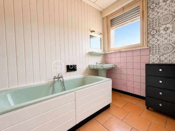 🏡 MAISON INDIVIDUELLE À CONFORTER – 105 m² – TRITH-SAINT-LÉGER

Située dans un environnement calme, à seulement 200 mètres de l’étang de Trith-Saint-Léger, cette maison individuelle construite en 1969 offre un beau potentiel d’aménagement sur une parcelle avec jardin.

Elle se compose :

🔹 Au rez-de-chaussée :
Entrée
Séjour lumineux
Cuisine
WC indépendant

🔹 À l’étage :
Palier desservant 3 chambres
Salle de bain

🔹 Les extérieurs :
Cour macadamisée permettant le stationnement de plusieurs véhicules
Garage en sous-sol avec volet électrique
Dépendance
Jardin

🔹 Équipements :
Chauffage par chaudière à bois (2015)
Cumulus électrique de 6 ans
Menuiseries simple vitrage avec volets roulants
Toiture bitumée
Tout-à-l’égout


✅ Maison saine offrant de belles possibilités de rénovation et de personnalisation.

Idéale pour une famille, un premier achat ou un projet d’investissement.

📞 Pour plus d’informations ou organiser une visite, contactez-moi.

DPE en cours