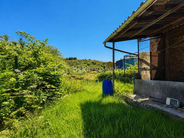 🏡 MAISON INDIVIDUELLE À CONFORTER – 105 m² – TRITH-SAINT-LÉGER

Située dans un environnement calme, à seulement 200 mètres de l’étang de Trith-Saint-Léger, cette maison individuelle construite en 1969 offre un beau potentiel d’aménagement sur une parcelle avec jardin.

Elle se compose :

🔹 Au rez-de-chaussée :
Entrée
Séjour lumineux
Cuisine
WC indépendant

🔹 À l’étage :
Palier desservant 3 chambres
Salle de bain

🔹 Les extérieurs :
Cour macadamisée permettant le stationnement de plusieurs véhicules
Garage en sous-sol avec volet électrique
Dépendance
Jardin

🔹 Équipements :
Chauffage par chaudière à bois (2015)
Cumulus électrique de 6 ans
Menuiseries simple vitrage avec volets roulants
Toiture bitumée
Tout-à-l’égout


✅ Maison saine offrant de belles possibilités de rénovation et de personnalisation.

Idéale pour une famille, un premier achat ou un projet d’investissement.

📞 Pour plus d’informations ou organiser une visite, contactez-moi.

DPE en cours
