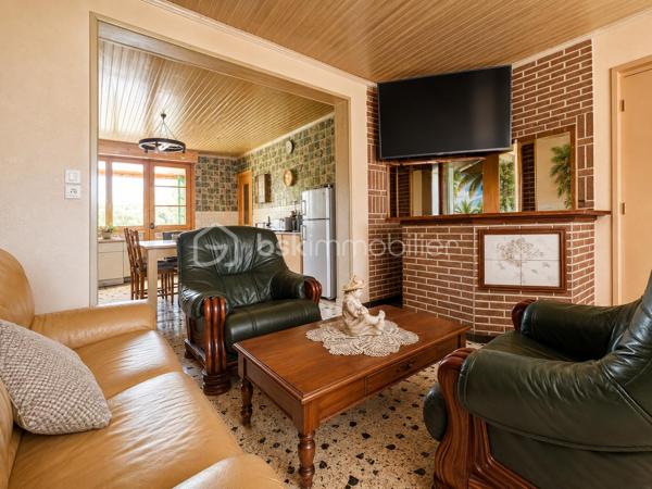 🏡 MAISON INDIVIDUELLE À CONFORTER – 105 m² – TRITH-SAINT-LÉGER

Située dans un environnement calme, à seulement 200 mètres de l’étang de Trith-Saint-Léger, cette maison individuelle construite en 1969 offre un beau potentiel d’aménagement sur une parcelle avec jardin.

Elle se compose :

🔹 Au rez-de-chaussée :
Entrée
Séjour lumineux
Cuisine
WC indépendant

🔹 À l’étage :
Palier desservant 3 chambres
Salle de bain

🔹 Les extérieurs :
Cour macadamisée permettant le stationnement de plusieurs véhicules
Garage en sous-sol avec volet électrique
Dépendance
Jardin

🔹 Équipements :
Chauffage par chaudière à bois (2015)
Cumulus électrique de 6 ans
Menuiseries simple vitrage avec volets roulants
Toiture bitumée
Tout-à-l’égout


✅ Maison saine offrant de belles possibilités de rénovation et de personnalisation.

Idéale pour une famille, un premier achat ou un projet d’investissement.

📞 Pour plus d’informations ou organiser une visite, contactez-moi.

DPE en cours