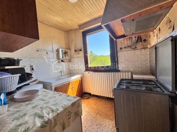 🏡 MAISON INDIVIDUELLE À CONFORTER – 105 m² – TRITH-SAINT-LÉGER

Située dans un environnement calme, à seulement 200 mètres de l’étang de Trith-Saint-Léger, cette maison individuelle construite en 1969 offre un beau potentiel d’aménagement sur une parcelle avec jardin.

Elle se compose :

🔹 Au rez-de-chaussée :
Entrée
Séjour lumineux
Cuisine
WC indépendant

🔹 À l’étage :
Palier desservant 3 chambres
Salle de bain

🔹 Les extérieurs :
Cour macadamisée permettant le stationnement de plusieurs véhicules
Garage en sous-sol avec volet électrique
Dépendance
Jardin

🔹 Équipements :
Chauffage par chaudière à bois (2015)
Cumulus électrique de 6 ans
Menuiseries simple vitrage avec volets roulants
Toiture bitumée
Tout-à-l’égout


✅ Maison saine offrant de belles possibilités de rénovation et de personnalisation.

Idéale pour une famille, un premier achat ou un projet d’investissement.

📞 Pour plus d’informations ou organiser une visite, contactez-moi.

DPE en cours
