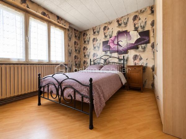 🏡 MAISON INDIVIDUELLE À CONFORTER – 105 m² – TRITH-SAINT-LÉGER

Située dans un environnement calme, à seulement 200 mètres de l’étang de Trith-Saint-Léger, cette maison individuelle construite en 1969 offre un beau potentiel d’aménagement sur une parcelle avec jardin.

Elle se compose :

🔹 Au rez-de-chaussée :
Entrée
Séjour lumineux
Cuisine
WC indépendant

🔹 À l’étage :
Palier desservant 3 chambres
Salle de bain

🔹 Les extérieurs :
Cour macadamisée permettant le stationnement de plusieurs véhicules
Garage en sous-sol avec volet électrique
Dépendance
Jardin

🔹 Équipements :
Chauffage par chaudière à bois (2015)
Cumulus électrique de 6 ans
Menuiseries simple vitrage avec volets roulants
Toiture bitumée
Tout-à-l’égout


✅ Maison saine offrant de belles possibilités de rénovation et de personnalisation.

Idéale pour une famille, un premier achat ou un projet d’investissement.

📞 Pour plus d’informations ou organiser une visite, contactez-moi.

DPE en cours
