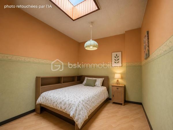 🏡 MAISON INDIVIDUELLE À CONFORTER – 105 m² – TRITH-SAINT-LÉGER

Située dans un environnement calme, à seulement 200 mètres de l’étang de Trith-Saint-Léger, cette maison individuelle construite en 1969 offre un beau potentiel d’aménagement sur une parcelle avec jardin.

Elle se compose :

🔹 Au rez-de-chaussée :
Entrée
Séjour lumineux
Cuisine
WC indépendant

🔹 À l’étage :
Palier desservant 3 chambres
Salle de bain

🔹 Les extérieurs :
Cour macadamisée permettant le stationnement de plusieurs véhicules
Garage en sous-sol avec volet électrique
Dépendance
Jardin

🔹 Équipements :
Chauffage par chaudière à bois (2015)
Cumulus électrique de 6 ans
Menuiseries simple vitrage avec volets roulants
Toiture bitumée
Tout-à-l’égout


✅ Maison saine offrant de belles possibilités de rénovation et de personnalisation.

Idéale pour une famille, un premier achat ou un projet d’investissement.

📞 Pour plus d’informations ou organiser une visite, contactez-moi.

DPE en cours
