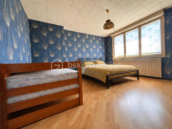 🏡 MAISON INDIVIDUELLE À CONFORTER – 105 m² – TRITH-SAINT-LÉGER

Située dans un environnement calme, à seulement 200 mètres de l’étang de Trith-Saint-Léger, cette maison individuelle construite en 1969 offre un beau potentiel d’aménagement sur une parcelle avec jardin.

Elle se compose :

🔹 Au rez-de-chaussée :
Entrée
Séjour lumineux
Cuisine
WC indépendant

🔹 À l’étage :
Palier desservant 3 chambres
Salle de bain

🔹 Les extérieurs :
Cour macadamisée permettant le stationnement de plusieurs véhicules
Garage en sous-sol avec volet électrique
Dépendance
Jardin

🔹 Équipements :
Chauffage par chaudière à bois (2015)
Cumulus électrique de 6 ans
Menuiseries simple vitrage avec volets roulants
Toiture bitumée
Tout-à-l’égout


✅ Maison saine offrant de belles possibilités de rénovation et de personnalisation.

Idéale pour une famille, un premier achat ou un projet d’investissement.

📞 Pour plus d’informations ou organiser une visite, contactez-moi.

DPE en cours