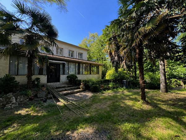 Bâtisse de 280 M2 sur la commune de Feugarolles