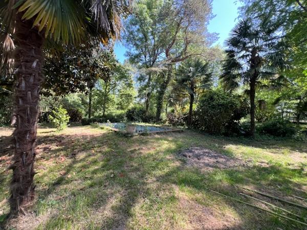 Bâtisse de 280 M2 sur la commune de Feugarolles