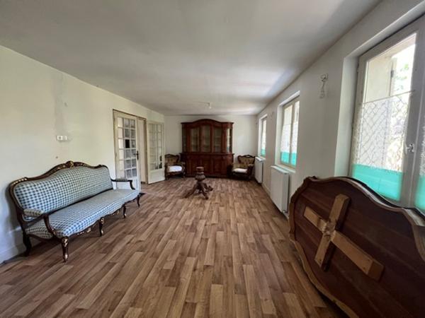 Bâtisse de 280 M2 sur la commune de Feugarolles