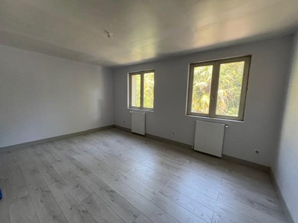 Bâtisse de 280 M2 sur la commune de Feugarolles