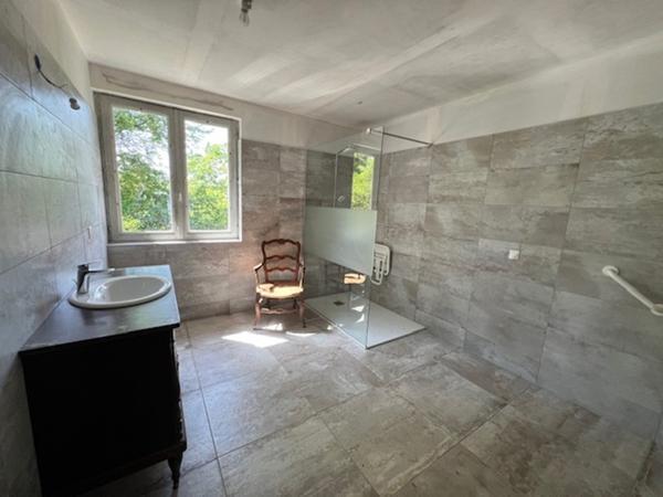 Bâtisse de 280 M2 sur la commune de Feugarolles
