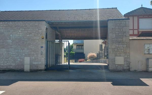 Stationnement à louer    Melun