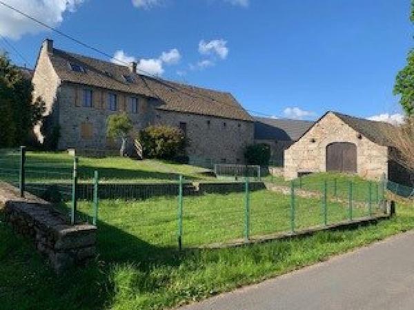 Ensemble de trois  bâtis , unique , espace individuel securisé, maison principale habitable de suite