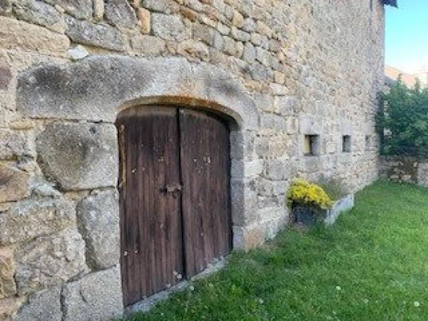 Ensemble de trois  bâtis , unique , espace individuel securisé, maison principale habitable de suite