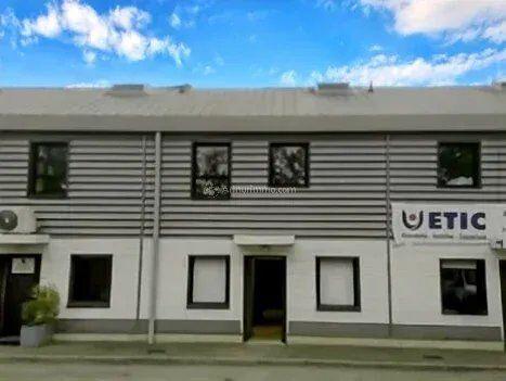 Vente                                                      Local commercial
                        
                                                            à Chanteloup-les-Vignes