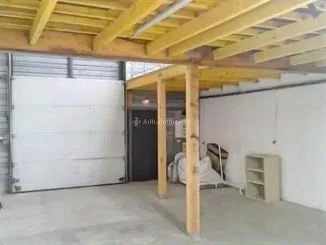 Vente                                                      Local commercial
                        
                                                            à Chanteloup-les-Vignes