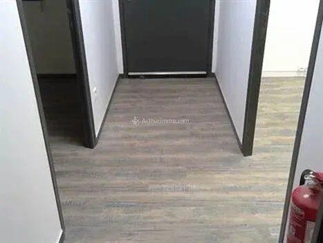 Vente                                                      Local commercial
                        
                                                            à Chanteloup-les-Vignes