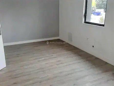 Vente                                                      Local commercial
                        
                                                            à Chanteloup-les-Vignes