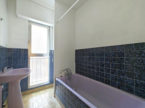 Appartement
         3 pièces
        - 70 m² 143 000 € *