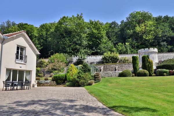 À VENDRE - Dans le Vexin, propriété de village avec dépendances et son parc de 3 hectares