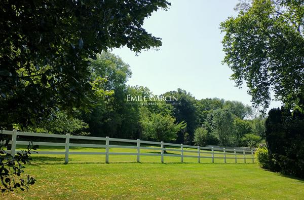 À VENDRE - Dans le Vexin, propriété de village avec dépendances et son parc de 3 hectares
