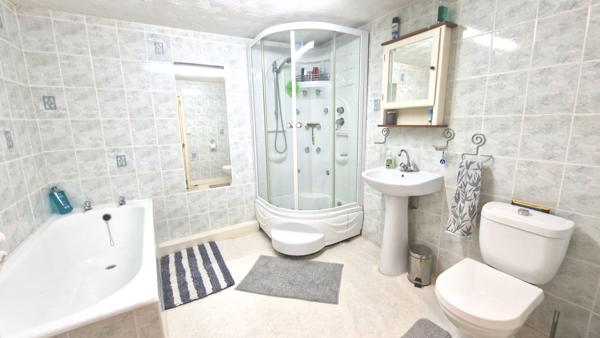 MORBIHAN Maison de ville de 3 chambres , 2 WC, avec patio et petit jardin