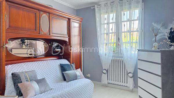 Laissez-vous séduire par cette superbe maison de plain-pied avec sous-sol total, parfaitement entretenue et baignée de lumière, offrant un cadre de vie chaleureux et fonctionnel. Dès l’entrée, vous découvrirez une atmosphère accueillante et conviviale, idéale pour une vie de famille épanouie.

Le cœur de la maison se compose d’un spacieux salon de 30 m², lumineux et agréable à vivre, parfait pour partager des moments en famille ou entre amis. La cuisine, séparée et entièrement équipée, restera en place pour votre confort. Elle offre également la possibilité d’être ouverte sur le séjour afin de créer une grande pièce de vie moderne et encore plus conviviale selon vos envies.

L’espace nuit comprend trois chambres confortables, adaptées aussi bien à une famille qu’à un projet de télétravail ou de chambre d’amis.

Le sous-sol total, véritable atout de ce bien, est déjà aménagé et parfaitement exploité. Vous y trouverez un bureau idéal pour le télétravail, une pièce supplémentaire pouvant faire office de chambre ou de future suite parentale selon vos besoins, ainsi qu’une buanderie fonctionnelle. Un vaste garage de 40 m² complète cet espace et permet de stationner deux véhicules à l’intérieur. Deux places supplémentaires sont également disponibles à l’extérieur, offrant une capacité de stationnement rare et particulièrement appréciable au quotidien.

Aucun travaux à prévoir : la maison est soigneusement entretenue, vous n’aurez plus qu’à poser vos valises. Lumineuse, pratique et évolutive, elle répond aux attentes actuelles en matière de confort et de fonctionnalité.

Un bien clé en main qui saura vous séduire dès la première visite. Contactez-nous rapidement pour découvrir cette belle opportunité et concrétiser votre projet immobilier.
