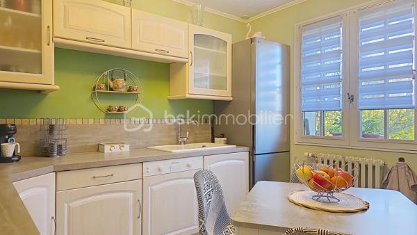 Laissez-vous séduire par cette superbe maison de plain-pied avec sous-sol total, parfaitement entretenue et baignée de lumière, offrant un cadre de vie chaleureux et fonctionnel. Dès l’entrée, vous découvrirez une atmosphère accueillante et conviviale, idéale pour une vie de famille épanouie.

Le cœur de la maison se compose d’un spacieux salon de 30 m², lumineux et agréable à vivre, parfait pour partager des moments en famille ou entre amis. La cuisine, séparée et entièrement équipée, restera en place pour votre confort. Elle offre également la possibilité d’être ouverte sur le séjour afin de créer une grande pièce de vie moderne et encore plus conviviale selon vos envies.

L’espace nuit comprend trois chambres confortables, adaptées aussi bien à une famille qu’à un projet de télétravail ou de chambre d’amis.

Le sous-sol total, véritable atout de ce bien, est déjà aménagé et parfaitement exploité. Vous y trouverez un bureau idéal pour le télétravail, une pièce supplémentaire pouvant faire office de chambre ou de future suite parentale selon vos besoins, ainsi qu’une buanderie fonctionnelle. Un vaste garage de 40 m² complète cet espace et permet de stationner deux véhicules à l’intérieur. Deux places supplémentaires sont également disponibles à l’extérieur, offrant une capacité de stationnement rare et particulièrement appréciable au quotidien.

Aucun travaux à prévoir : la maison est soigneusement entretenue, vous n’aurez plus qu’à poser vos valises. Lumineuse, pratique et évolutive, elle répond aux attentes actuelles en matière de confort et de fonctionnalité.

Un bien clé en main qui saura vous séduire dès la première visite. Contactez-nous rapidement pour découvrir cette belle opportunité et concrétiser votre projet immobilier.