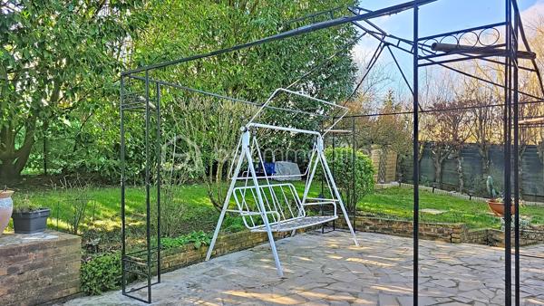 Laissez-vous séduire par cette superbe maison de plain-pied avec sous-sol total, parfaitement entretenue et baignée de lumière, offrant un cadre de vie chaleureux et fonctionnel. Dès l’entrée, vous découvrirez une atmosphère accueillante et conviviale, idéale pour une vie de famille épanouie.

Le cœur de la maison se compose d’un spacieux salon de 30 m², lumineux et agréable à vivre, parfait pour partager des moments en famille ou entre amis. La cuisine, séparée et entièrement équipée, restera en place pour votre confort. Elle offre également la possibilité d’être ouverte sur le séjour afin de créer une grande pièce de vie moderne et encore plus conviviale selon vos envies.

L’espace nuit comprend trois chambres confortables, adaptées aussi bien à une famille qu’à un projet de télétravail ou de chambre d’amis.

Le sous-sol total, véritable atout de ce bien, est déjà aménagé et parfaitement exploité. Vous y trouverez un bureau idéal pour le télétravail, une pièce supplémentaire pouvant faire office de chambre ou de future suite parentale selon vos besoins, ainsi qu’une buanderie fonctionnelle. Un vaste garage de 40 m² complète cet espace et permet de stationner deux véhicules à l’intérieur. Deux places supplémentaires sont également disponibles à l’extérieur, offrant une capacité de stationnement rare et particulièrement appréciable au quotidien.

Aucun travaux à prévoir : la maison est soigneusement entretenue, vous n’aurez plus qu’à poser vos valises. Lumineuse, pratique et évolutive, elle répond aux attentes actuelles en matière de confort et de fonctionnalité.

Un bien clé en main qui saura vous séduire dès la première visite. Contactez-nous rapidement pour découvrir cette belle opportunité et concrétiser votre projet immobilier.