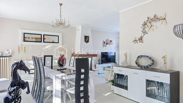 Laissez-vous séduire par cette superbe maison de plain-pied avec sous-sol total, parfaitement entretenue et baignée de lumière, offrant un cadre de vie chaleureux et fonctionnel. Dès l’entrée, vous découvrirez une atmosphère accueillante et conviviale, idéale pour une vie de famille épanouie.

Le cœur de la maison se compose d’un spacieux salon de 30 m², lumineux et agréable à vivre, parfait pour partager des moments en famille ou entre amis. La cuisine, séparée et entièrement équipée, restera en place pour votre confort. Elle offre également la possibilité d’être ouverte sur le séjour afin de créer une grande pièce de vie moderne et encore plus conviviale selon vos envies.

L’espace nuit comprend trois chambres confortables, adaptées aussi bien à une famille qu’à un projet de télétravail ou de chambre d’amis.

Le sous-sol total, véritable atout de ce bien, est déjà aménagé et parfaitement exploité. Vous y trouverez un bureau idéal pour le télétravail, une pièce supplémentaire pouvant faire office de chambre ou de future suite parentale selon vos besoins, ainsi qu’une buanderie fonctionnelle. Un vaste garage de 40 m² complète cet espace et permet de stationner deux véhicules à l’intérieur. Deux places supplémentaires sont également disponibles à l’extérieur, offrant une capacité de stationnement rare et particulièrement appréciable au quotidien.

Aucun travaux à prévoir : la maison est soigneusement entretenue, vous n’aurez plus qu’à poser vos valises. Lumineuse, pratique et évolutive, elle répond aux attentes actuelles en matière de confort et de fonctionnalité.

Un bien clé en main qui saura vous séduire dès la première visite. Contactez-nous rapidement pour découvrir cette belle opportunité et concrétiser votre projet immobilier.