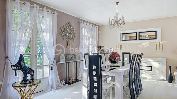 Laissez-vous séduire par cette superbe maison de plain-pied avec sous-sol total, parfaitement entretenue et baignée de lumière, offrant un cadre de vie chaleureux et fonctionnel. Dès l’entrée, vous découvrirez une atmosphère accueillante et conviviale, idéale pour une vie de famille épanouie.

Le cœur de la maison se compose d’un spacieux salon de 30 m², lumineux et agréable à vivre, parfait pour partager des moments en famille ou entre amis. La cuisine, séparée et entièrement équipée, restera en place pour votre confort. Elle offre également la possibilité d’être ouverte sur le séjour afin de créer une grande pièce de vie moderne et encore plus conviviale selon vos envies.

L’espace nuit comprend trois chambres confortables, adaptées aussi bien à une famille qu’à un projet de télétravail ou de chambre d’amis.

Le sous-sol total, véritable atout de ce bien, est déjà aménagé et parfaitement exploité. Vous y trouverez un bureau idéal pour le télétravail, une pièce supplémentaire pouvant faire office de chambre ou de future suite parentale selon vos besoins, ainsi qu’une buanderie fonctionnelle. Un vaste garage de 40 m² complète cet espace et permet de stationner deux véhicules à l’intérieur. Deux places supplémentaires sont également disponibles à l’extérieur, offrant une capacité de stationnement rare et particulièrement appréciable au quotidien.

Aucun travaux à prévoir : la maison est soigneusement entretenue, vous n’aurez plus qu’à poser vos valises. Lumineuse, pratique et évolutive, elle répond aux attentes actuelles en matière de confort et de fonctionnalité.

Un bien clé en main qui saura vous séduire dès la première visite. Contactez-nous rapidement pour découvrir cette belle opportunité et concrétiser votre projet immobilier.