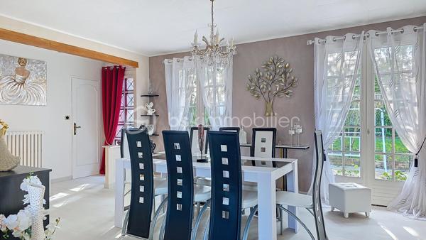 Laissez-vous séduire par cette superbe maison de plain-pied avec sous-sol total, parfaitement entretenue et baignée de lumière, offrant un cadre de vie chaleureux et fonctionnel. Dès l’entrée, vous découvrirez une atmosphère accueillante et conviviale, idéale pour une vie de famille épanouie.

Le cœur de la maison se compose d’un spacieux salon de 30 m², lumineux et agréable à vivre, parfait pour partager des moments en famille ou entre amis. La cuisine, séparée et entièrement équipée, restera en place pour votre confort. Elle offre également la possibilité d’être ouverte sur le séjour afin de créer une grande pièce de vie moderne et encore plus conviviale selon vos envies.

L’espace nuit comprend trois chambres confortables, adaptées aussi bien à une famille qu’à un projet de télétravail ou de chambre d’amis.

Le sous-sol total, véritable atout de ce bien, est déjà aménagé et parfaitement exploité. Vous y trouverez un bureau idéal pour le télétravail, une pièce supplémentaire pouvant faire office de chambre ou de future suite parentale selon vos besoins, ainsi qu’une buanderie fonctionnelle. Un vaste garage de 40 m² complète cet espace et permet de stationner deux véhicules à l’intérieur. Deux places supplémentaires sont également disponibles à l’extérieur, offrant une capacité de stationnement rare et particulièrement appréciable au quotidien.

Aucun travaux à prévoir : la maison est soigneusement entretenue, vous n’aurez plus qu’à poser vos valises. Lumineuse, pratique et évolutive, elle répond aux attentes actuelles en matière de confort et de fonctionnalité.

Un bien clé en main qui saura vous séduire dès la première visite. Contactez-nous rapidement pour découvrir cette belle opportunité et concrétiser votre projet immobilier.