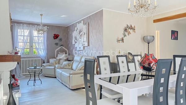 Laissez-vous séduire par cette superbe maison de plain-pied avec sous-sol total, parfaitement entretenue et baignée de lumière, offrant un cadre de vie chaleureux et fonctionnel. Dès l’entrée, vous découvrirez une atmosphère accueillante et conviviale, idéale pour une vie de famille épanouie.

Le cœur de la maison se compose d’un spacieux salon de 30 m², lumineux et agréable à vivre, parfait pour partager des moments en famille ou entre amis. La cuisine, séparée et entièrement équipée, restera en place pour votre confort. Elle offre également la possibilité d’être ouverte sur le séjour afin de créer une grande pièce de vie moderne et encore plus conviviale selon vos envies.

L’espace nuit comprend trois chambres confortables, adaptées aussi bien à une famille qu’à un projet de télétravail ou de chambre d’amis.

Le sous-sol total, véritable atout de ce bien, est déjà aménagé et parfaitement exploité. Vous y trouverez un bureau idéal pour le télétravail, une pièce supplémentaire pouvant faire office de chambre ou de future suite parentale selon vos besoins, ainsi qu’une buanderie fonctionnelle. Un vaste garage de 40 m² complète cet espace et permet de stationner deux véhicules à l’intérieur. Deux places supplémentaires sont également disponibles à l’extérieur, offrant une capacité de stationnement rare et particulièrement appréciable au quotidien.

Aucun travaux à prévoir : la maison est soigneusement entretenue, vous n’aurez plus qu’à poser vos valises. Lumineuse, pratique et évolutive, elle répond aux attentes actuelles en matière de confort et de fonctionnalité.

Un bien clé en main qui saura vous séduire dès la première visite. Contactez-nous rapidement pour découvrir cette belle opportunité et concrétiser votre projet immobilier.