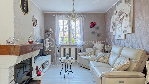 Laissez-vous séduire par cette superbe maison de plain-pied avec sous-sol total, parfaitement entretenue et baignée de lumière, offrant un cadre de vie chaleureux et fonctionnel. Dès l’entrée, vous découvrirez une atmosphère accueillante et conviviale, idéale pour une vie de famille épanouie.

Le cœur de la maison se compose d’un spacieux salon de 30 m², lumineux et agréable à vivre, parfait pour partager des moments en famille ou entre amis. La cuisine, séparée et entièrement équipée, restera en place pour votre confort. Elle offre également la possibilité d’être ouverte sur le séjour afin de créer une grande pièce de vie moderne et encore plus conviviale selon vos envies.

L’espace nuit comprend trois chambres confortables, adaptées aussi bien à une famille qu’à un projet de télétravail ou de chambre d’amis.

Le sous-sol total, véritable atout de ce bien, est déjà aménagé et parfaitement exploité. Vous y trouverez un bureau idéal pour le télétravail, une pièce supplémentaire pouvant faire office de chambre ou de future suite parentale selon vos besoins, ainsi qu’une buanderie fonctionnelle. Un vaste garage de 40 m² complète cet espace et permet de stationner deux véhicules à l’intérieur. Deux places supplémentaires sont également disponibles à l’extérieur, offrant une capacité de stationnement rare et particulièrement appréciable au quotidien.

Aucun travaux à prévoir : la maison est soigneusement entretenue, vous n’aurez plus qu’à poser vos valises. Lumineuse, pratique et évolutive, elle répond aux attentes actuelles en matière de confort et de fonctionnalité.

Un bien clé en main qui saura vous séduire dès la première visite. Contactez-nous rapidement pour découvrir cette belle opportunité et concrétiser votre projet immobilier.
