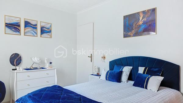 Laissez-vous séduire par cette superbe maison de plain-pied avec sous-sol total, parfaitement entretenue et baignée de lumière, offrant un cadre de vie chaleureux et fonctionnel. Dès l’entrée, vous découvrirez une atmosphère accueillante et conviviale, idéale pour une vie de famille épanouie.

Le cœur de la maison se compose d’un spacieux salon de 30 m², lumineux et agréable à vivre, parfait pour partager des moments en famille ou entre amis. La cuisine, séparée et entièrement équipée, restera en place pour votre confort. Elle offre également la possibilité d’être ouverte sur le séjour afin de créer une grande pièce de vie moderne et encore plus conviviale selon vos envies.

L’espace nuit comprend trois chambres confortables, adaptées aussi bien à une famille qu’à un projet de télétravail ou de chambre d’amis.

Le sous-sol total, véritable atout de ce bien, est déjà aménagé et parfaitement exploité. Vous y trouverez un bureau idéal pour le télétravail, une pièce supplémentaire pouvant faire office de chambre ou de future suite parentale selon vos besoins, ainsi qu’une buanderie fonctionnelle. Un vaste garage de 40 m² complète cet espace et permet de stationner deux véhicules à l’intérieur. Deux places supplémentaires sont également disponibles à l’extérieur, offrant une capacité de stationnement rare et particulièrement appréciable au quotidien.

Aucun travaux à prévoir : la maison est soigneusement entretenue, vous n’aurez plus qu’à poser vos valises. Lumineuse, pratique et évolutive, elle répond aux attentes actuelles en matière de confort et de fonctionnalité.

Un bien clé en main qui saura vous séduire dès la première visite. Contactez-nous rapidement pour découvrir cette belle opportunité et concrétiser votre projet immobilier.