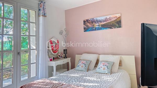 Laissez-vous séduire par cette superbe maison de plain-pied avec sous-sol total, parfaitement entretenue et baignée de lumière, offrant un cadre de vie chaleureux et fonctionnel. Dès l’entrée, vous découvrirez une atmosphère accueillante et conviviale, idéale pour une vie de famille épanouie.

Le cœur de la maison se compose d’un spacieux salon de 30 m², lumineux et agréable à vivre, parfait pour partager des moments en famille ou entre amis. La cuisine, séparée et entièrement équipée, restera en place pour votre confort. Elle offre également la possibilité d’être ouverte sur le séjour afin de créer une grande pièce de vie moderne et encore plus conviviale selon vos envies.

L’espace nuit comprend trois chambres confortables, adaptées aussi bien à une famille qu’à un projet de télétravail ou de chambre d’amis.

Le sous-sol total, véritable atout de ce bien, est déjà aménagé et parfaitement exploité. Vous y trouverez un bureau idéal pour le télétravail, une pièce supplémentaire pouvant faire office de chambre ou de future suite parentale selon vos besoins, ainsi qu’une buanderie fonctionnelle. Un vaste garage de 40 m² complète cet espace et permet de stationner deux véhicules à l’intérieur. Deux places supplémentaires sont également disponibles à l’extérieur, offrant une capacité de stationnement rare et particulièrement appréciable au quotidien.

Aucun travaux à prévoir : la maison est soigneusement entretenue, vous n’aurez plus qu’à poser vos valises. Lumineuse, pratique et évolutive, elle répond aux attentes actuelles en matière de confort et de fonctionnalité.

Un bien clé en main qui saura vous séduire dès la première visite. Contactez-nous rapidement pour découvrir cette belle opportunité et concrétiser votre projet immobilier.