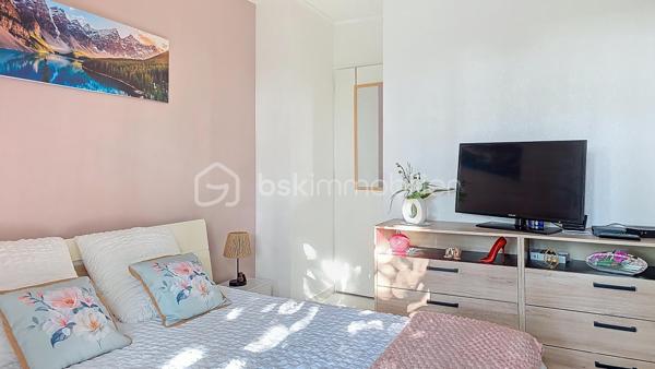 Laissez-vous séduire par cette superbe maison de plain-pied avec sous-sol total, parfaitement entretenue et baignée de lumière, offrant un cadre de vie chaleureux et fonctionnel. Dès l’entrée, vous découvrirez une atmosphère accueillante et conviviale, idéale pour une vie de famille épanouie.

Le cœur de la maison se compose d’un spacieux salon de 30 m², lumineux et agréable à vivre, parfait pour partager des moments en famille ou entre amis. La cuisine, séparée et entièrement équipée, restera en place pour votre confort. Elle offre également la possibilité d’être ouverte sur le séjour afin de créer une grande pièce de vie moderne et encore plus conviviale selon vos envies.

L’espace nuit comprend trois chambres confortables, adaptées aussi bien à une famille qu’à un projet de télétravail ou de chambre d’amis.

Le sous-sol total, véritable atout de ce bien, est déjà aménagé et parfaitement exploité. Vous y trouverez un bureau idéal pour le télétravail, une pièce supplémentaire pouvant faire office de chambre ou de future suite parentale selon vos besoins, ainsi qu’une buanderie fonctionnelle. Un vaste garage de 40 m² complète cet espace et permet de stationner deux véhicules à l’intérieur. Deux places supplémentaires sont également disponibles à l’extérieur, offrant une capacité de stationnement rare et particulièrement appréciable au quotidien.

Aucun travaux à prévoir : la maison est soigneusement entretenue, vous n’aurez plus qu’à poser vos valises. Lumineuse, pratique et évolutive, elle répond aux attentes actuelles en matière de confort et de fonctionnalité.

Un bien clé en main qui saura vous séduire dès la première visite. Contactez-nous rapidement pour découvrir cette belle opportunité et concrétiser votre projet immobilier.