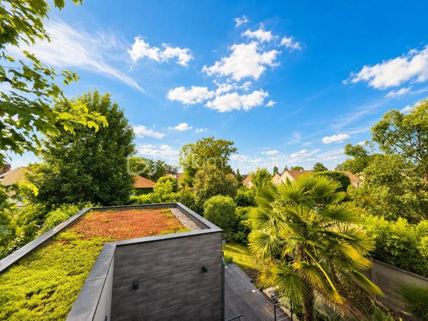 MI-COTEAUX, au sein du quartier le plus recherché de St-Leu, à équidistance entre la forêt et le centre ville, 10-12 minutes à pied de la gare. Magnifique MAISON D'ARCHITECTE de 2014 offrant de TRES BELLES PRESTATIONS.
Au rez-de-chaussée : entrée donnant sur un vaste séjour avec accès à une grande terrasse via de larges baies vitrées (double vitrage anti-effraction), poêle à bois suspendu d'agrément, cuisine semi-ouverte avec verrière sur-mesure, wc, couloir aménageable amenant à une chambre totalement indépendante, possédant sa propre salle d'eau et des toilettes séparées, donnant accès direct à la terrasse.
A l'étage : très grand palier aménageable en chambre donnant accès à une grande terrasse exposée Sud, chambre possédant sa propre salle de bains, grande suite parentale avec nombreux rangements, très beau dressing, salle d'eau avec 2 vasques, wc séparés.
Portail électrique coulissant amenant au garage et stationnement extérieur supplémentaire devant.
Sous-sol carrelé situé sous le garage, le tout accessible depuis la cuisine.
Chauffage au sol dans toute la maison avec chaudière à granulés, très récente et de qualité.
Système d'alarme très performant et grande porte d'entrée blindée.
Et encore plein d'autres prestations à découvrir...

+++ emplacement privilégié, au calme et proche de toutes les commodités
+++ très joli jardin paysagé (comprenant 2 beaux oliviers, palmiers... triple bassin à poissons), exposé Sud-Ouest
+++ 3 terrasses : 2 en rez-de-chaussée et une autre à l'étage surplombant le jardin.
.