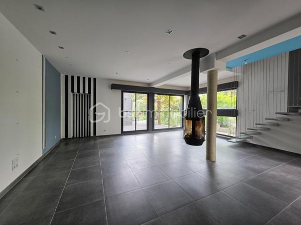 MI-COTEAUX, au sein du quartier le plus recherché de St-Leu, à équidistance entre la forêt et le centre ville, 10-12 minutes à pied de la gare. Magnifique MAISON D'ARCHITECTE de 2014 offrant de TRES BELLES PRESTATIONS.
Au rez-de-chaussée : entrée donnant sur un vaste séjour avec accès à une grande terrasse via de larges baies vitrées (double vitrage anti-effraction), poêle à bois suspendu d'agrément, cuisine semi-ouverte avec verrière sur-mesure, wc, couloir aménageable amenant à une chambre totalement indépendante, possédant sa propre salle d'eau et des toilettes séparées, donnant accès direct à la terrasse.
A l'étage : très grand palier aménageable en chambre donnant accès à une grande terrasse exposée Sud, chambre possédant sa propre salle de bains, grande suite parentale avec nombreux rangements, très beau dressing, salle d'eau avec 2 vasques, wc séparés.
Portail électrique coulissant amenant au garage et stationnement extérieur supplémentaire devant.
Sous-sol carrelé situé sous le garage, le tout accessible depuis la cuisine.
Chauffage au sol dans toute la maison avec chaudière à granulés, très récente et de qualité.
Système d'alarme très performant et grande porte d'entrée blindée.
Et encore plein d'autres prestations à découvrir...

+++ emplacement privilégié, au calme et proche de toutes les commodités
+++ très joli jardin paysagé (comprenant 2 beaux oliviers, palmiers... triple bassin à poissons), exposé Sud-Ouest
+++ 3 terrasses : 2 en rez-de-chaussée et une autre à l'étage surplombant le jardin.
.